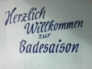 Schrift Herzlich Willkommen zur Badesaison